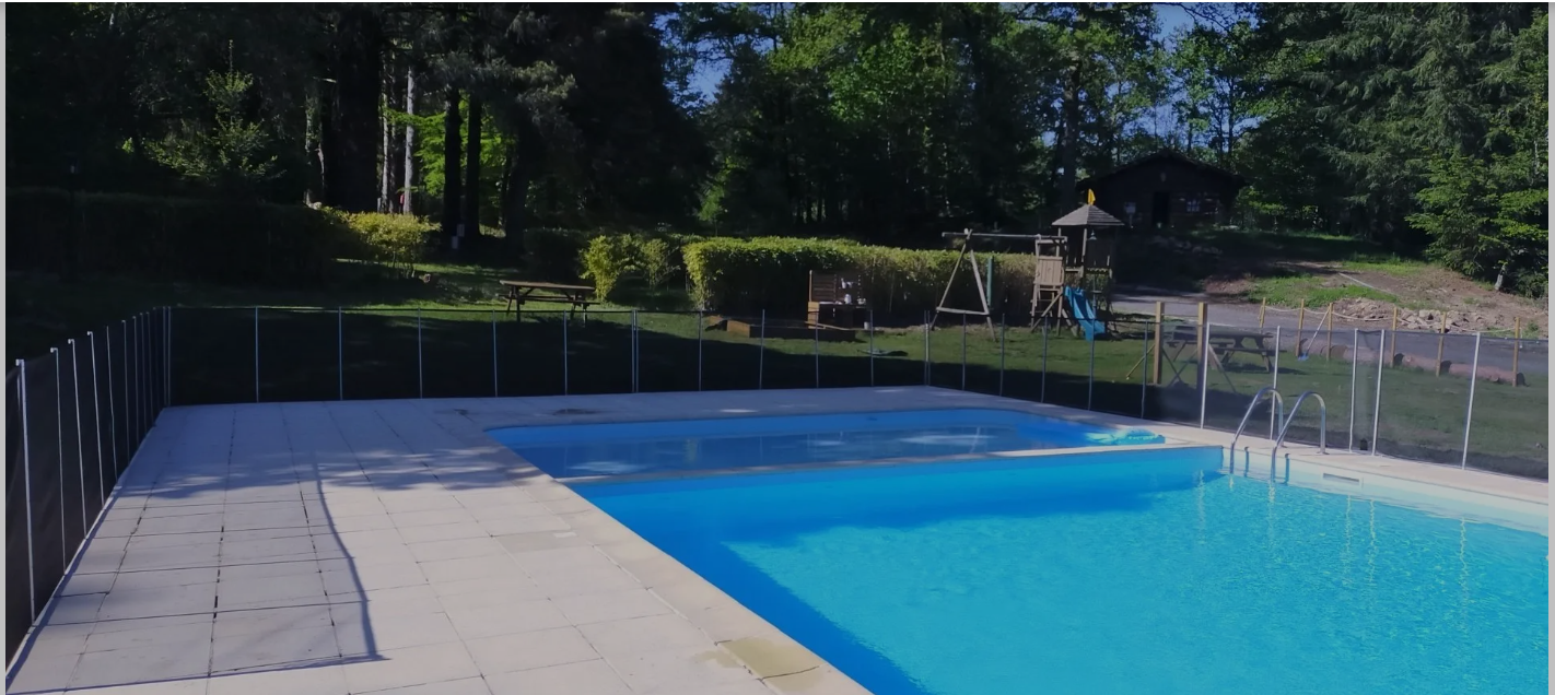 Zwembad en speeltuin van Camping Les Roussilles