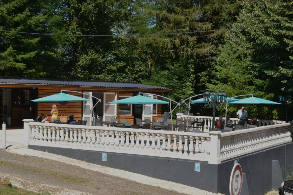 Gezellig terras en restaurant op Camping Les Roussilles in de Limousin