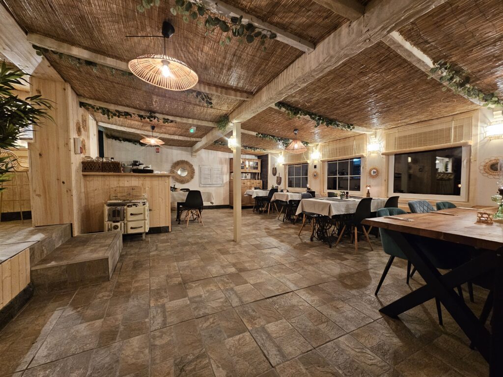 Salle du restaurant Camping Les Roussilles Limousin