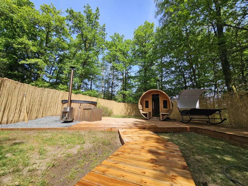 Espace bien-être privatif avec sauna finlandais, bain nordique chauffé au bois et terrasse au Camping Les Roussilles près de Limoges